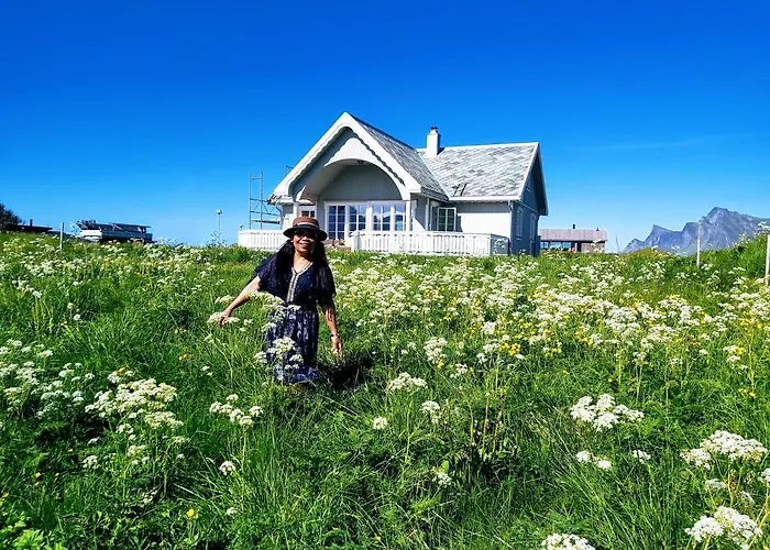 Banpim Beachside Lofoten Lodge *